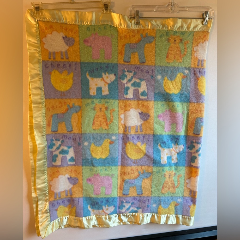 PASTEL COLORS ADORABLE BABY CRIB BLANKET ANIMALS AND YELLOW SATIN TRIM